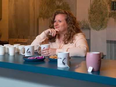 Prima di iniziare Ilenia ci invita ad avvicinarci a un bancone dove vengono serviti tisane e caff�. � ci� che lei chiama la �fase di atterraggio�: appena arrivati si sorseggia qualcosa e si descrive con una parola qual � il proprio stato d�animo